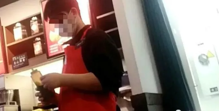 被曝用过期食材，私换标签！星巴克回应