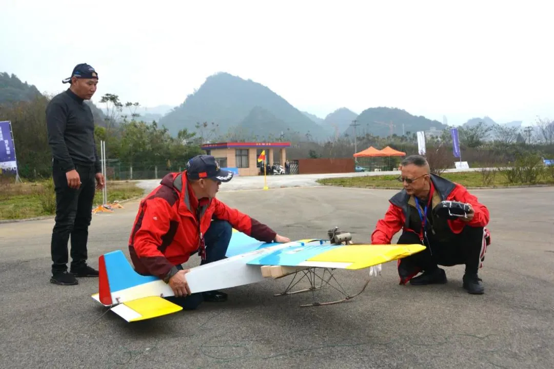 贵州省航空航天模型邀请赛在兴义万峰林举行