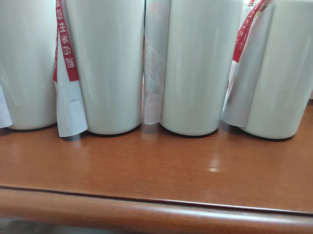 快揭开你家的茅台酒商标，发现这个东西的是假酒！