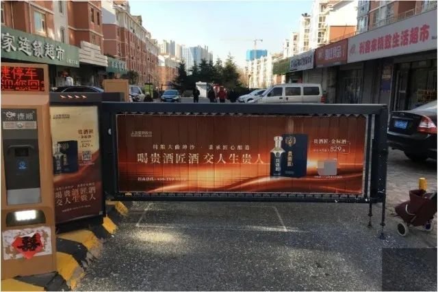 户外广告扎堆，在线招聘平台“疯抢”线下流量！
