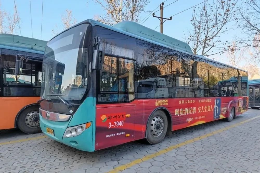 户外广告扎堆，在线招聘平台“疯抢”线下流量！