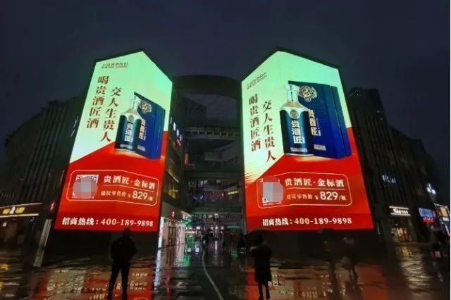 户外广告扎堆，在线招聘平台“疯抢”线下流量！