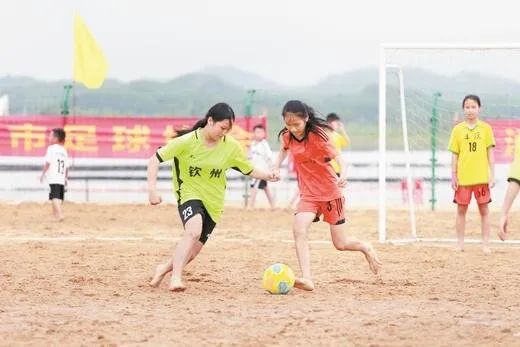 钦州首届沙滩足球赛，热力开踢
