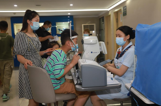 “暑假配镜潮”来袭 爱尔与家长一起做好孩子近视防控“守门人”