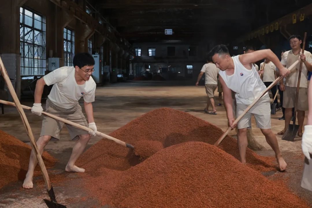 下沙！贵州茅台启动2023年度茅台酒生产 丁雄军率队赴一线调研并开展劳动实践