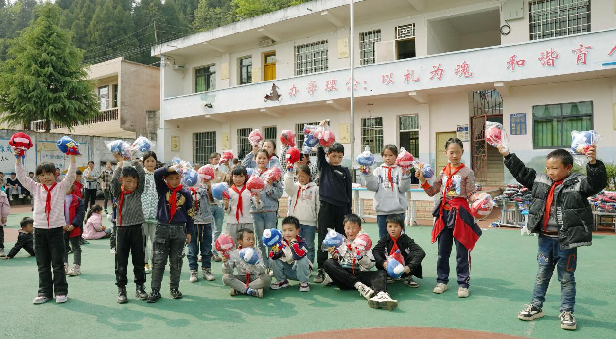 爱心企业固达电缆集团走进乐平镇高原小学，助力乡村教育发展！