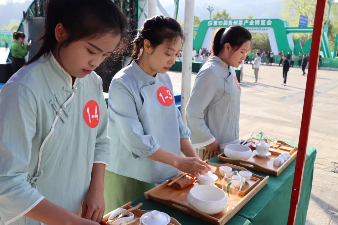 第十四届“贵州绿茶”杯全民冲泡大赛今日落幕 贵州学子和湖北游客共享最高荣誉