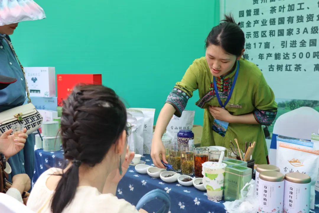贵州绿茶（雷山县）黔东南州万人品茗活动在西江苗寨举行