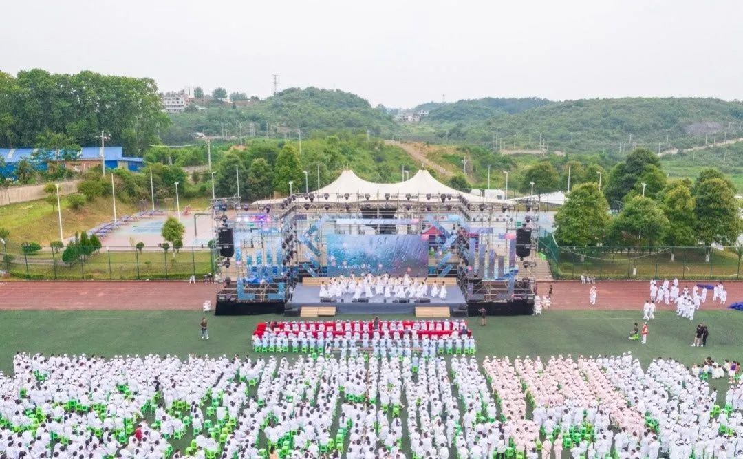 贵州工商职业学院大健康学院“建院十周年庆”，千余名护生进行“授帽仪式”！