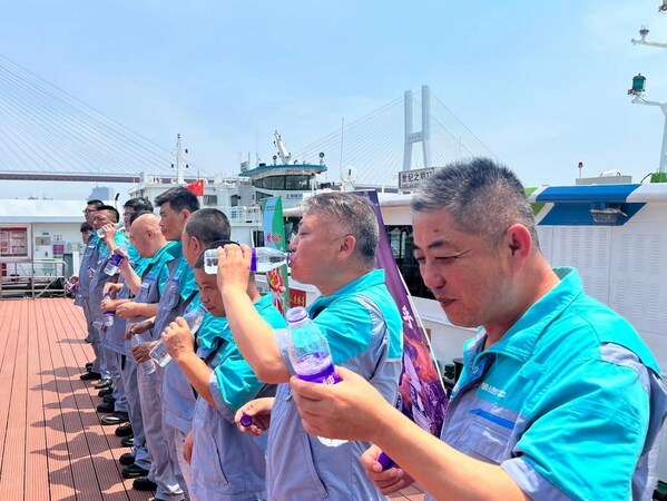 上海申美“一瓶水接力”在黄浦江畔启动