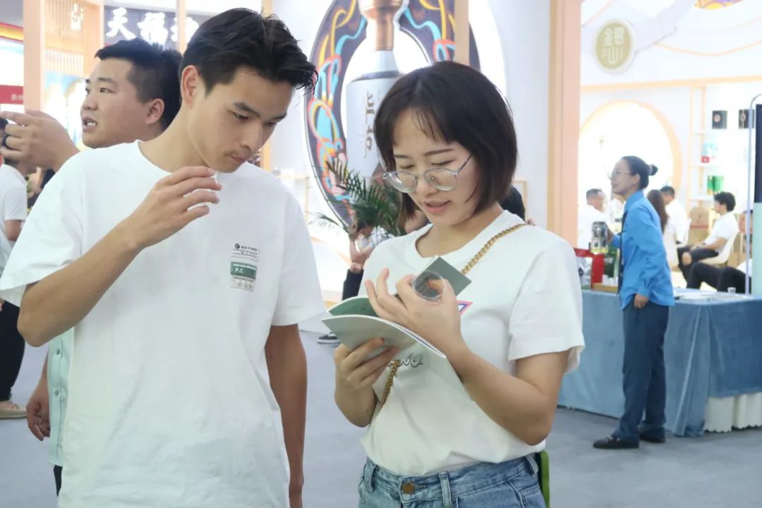 酒博会上那抹“绿”丨走，到酒博会上品贵州绿茶去~