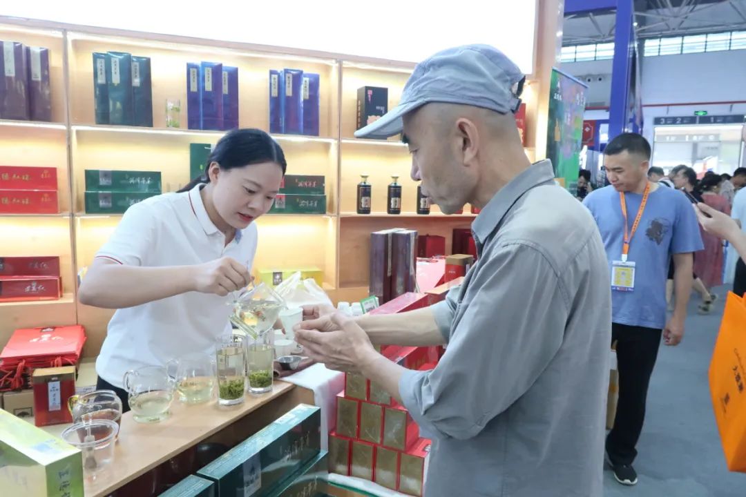 酒博会上那抹“绿”丨走，到酒博会上品贵州绿茶去~