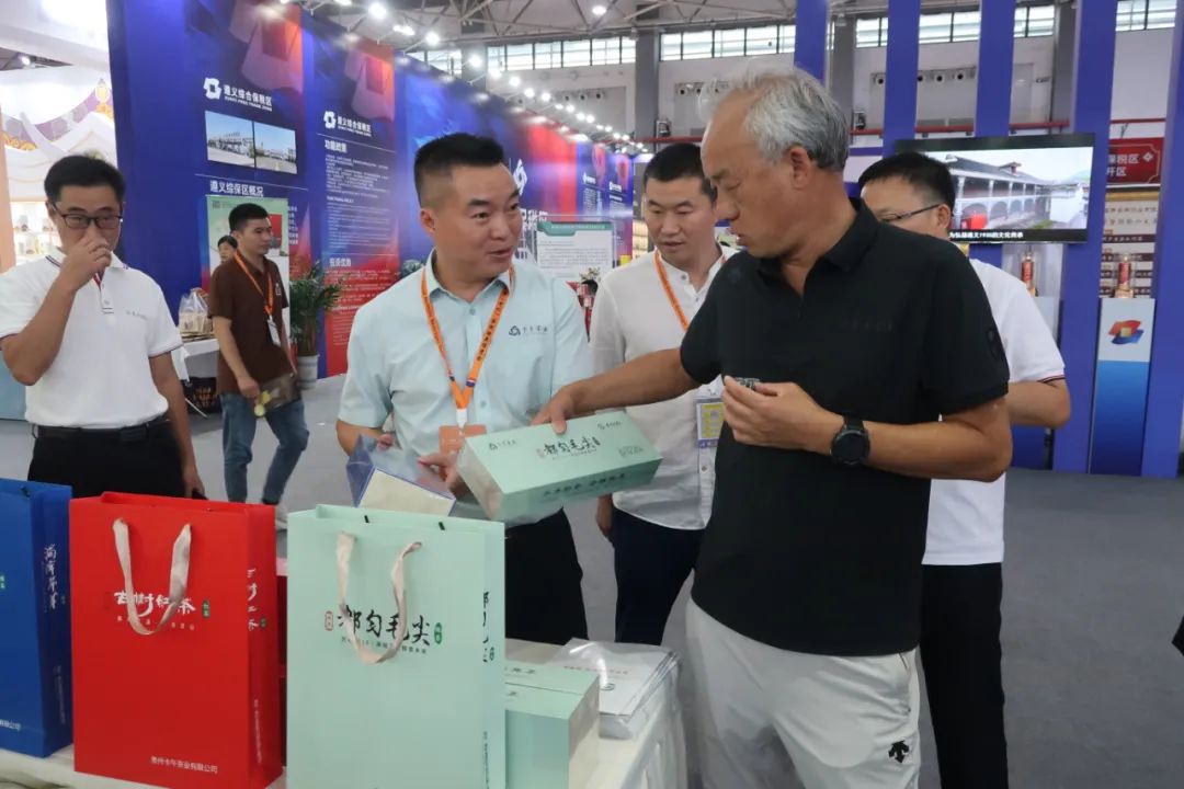 酒博会上那抹“绿”丨走，到酒博会上品贵州绿茶去~