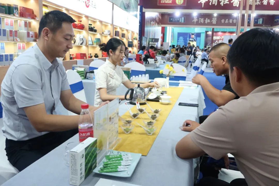 酒博会上那抹“绿”丨走，到酒博会上品贵州绿茶去~
