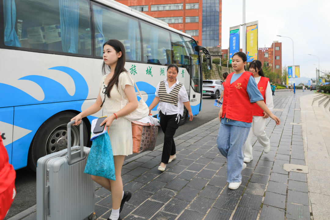 璀璨“新”光，带你直击贵工商2023级新生报到现场