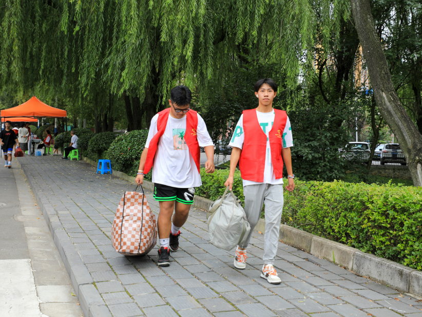 璀璨“新”光，带你直击贵工商2023级新生报到现场