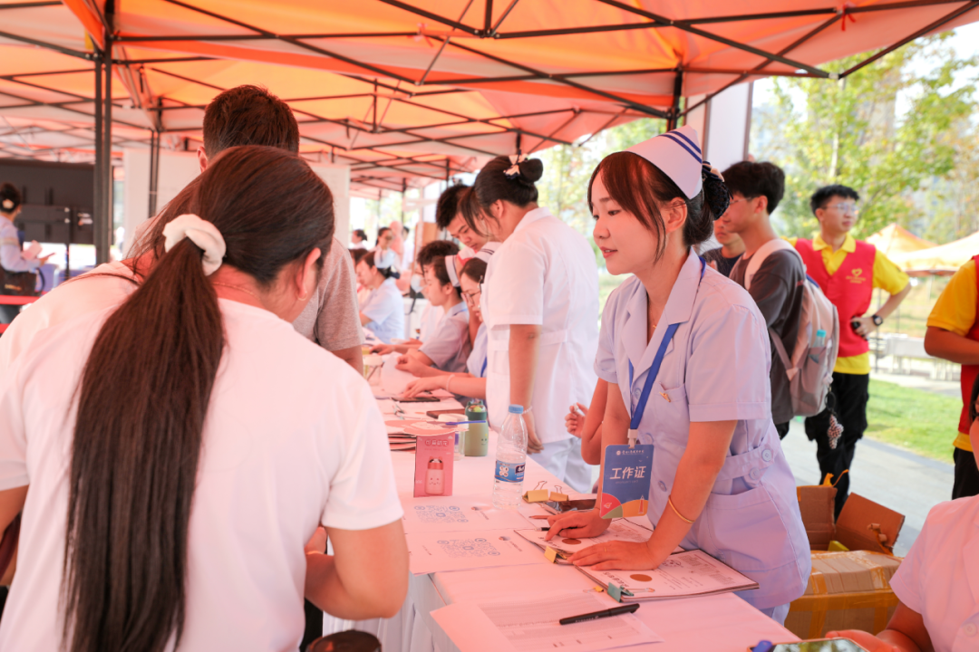 璀璨“新”光，带你直击贵工商2023级新生报到现场