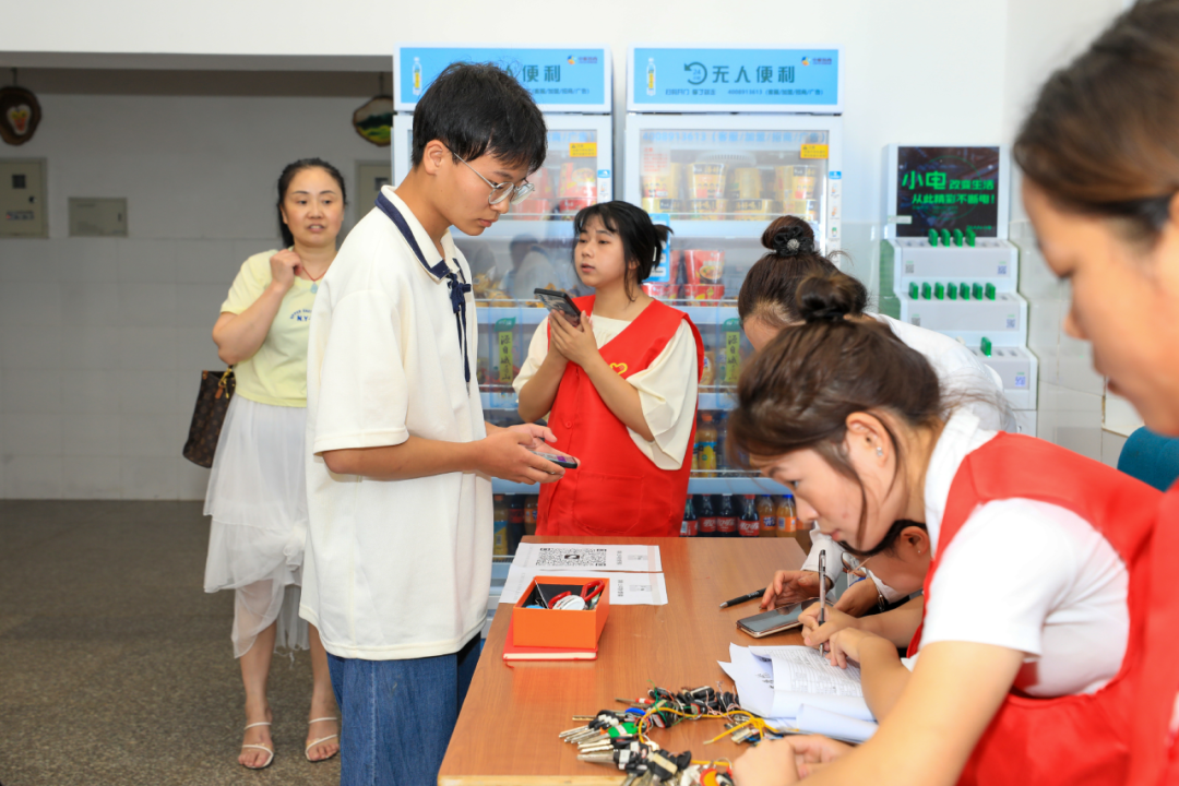 璀璨“新”光，带你直击贵工商2023级新生报到现场