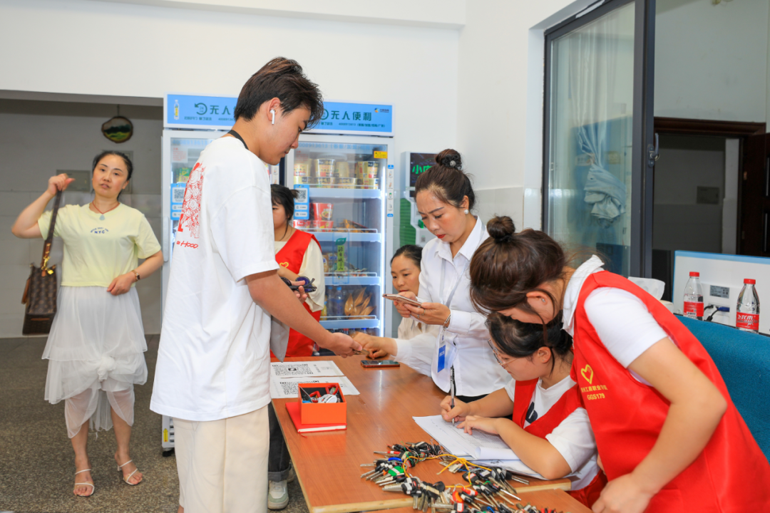 璀璨“新”光，带你直击贵工商2023级新生报到现场