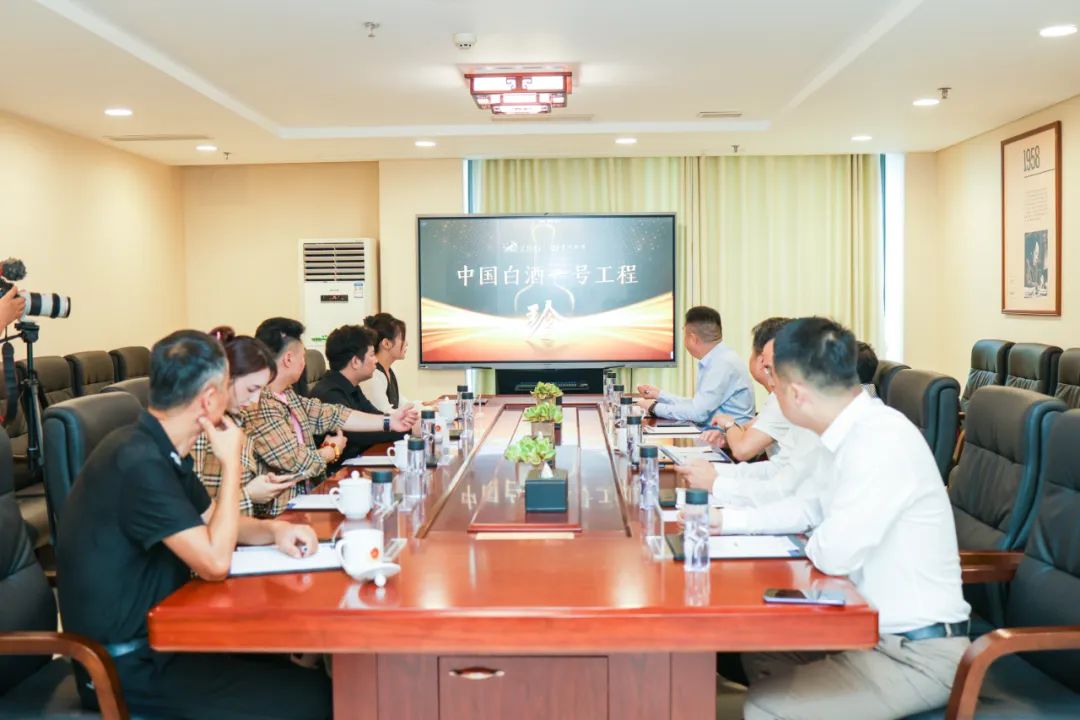 奥运冠军肖俊峰一行莅临珍酒参观考察