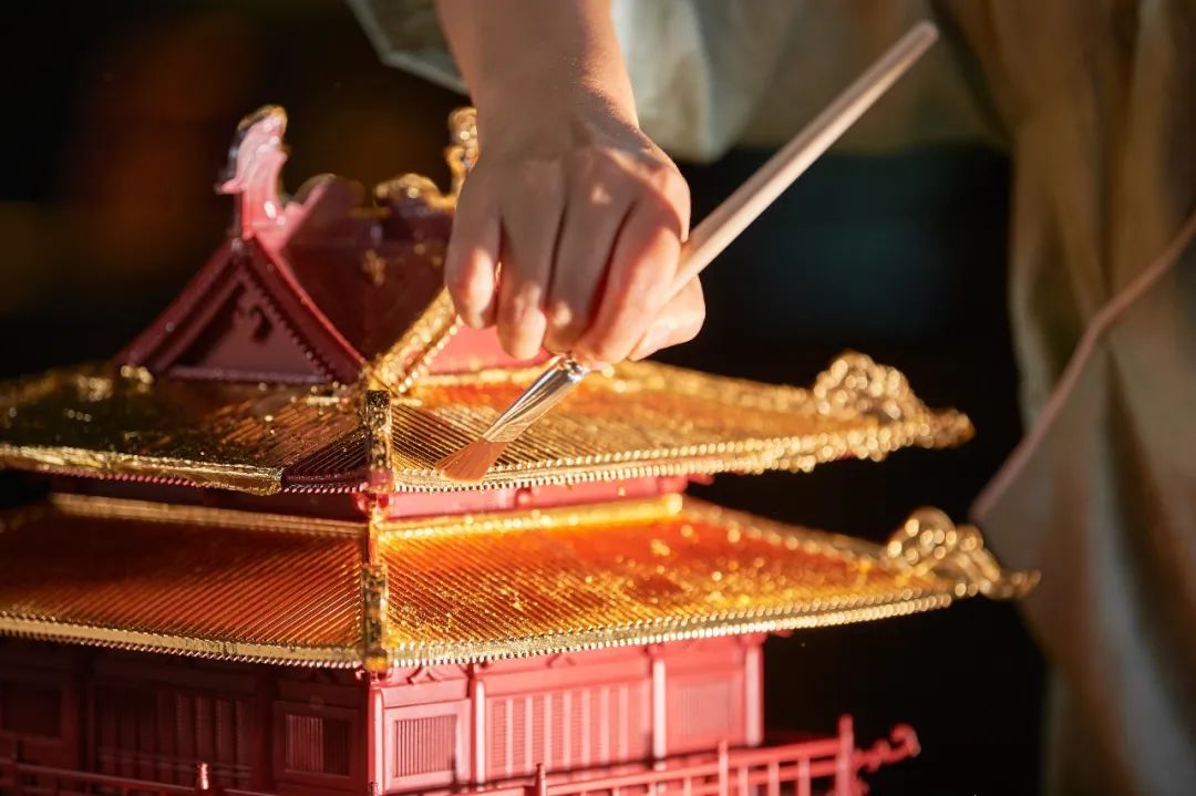 贵州珍酒非遗金箔月宫点亮全国，打卡互动赢珍十五·珍团圆中秋礼盒