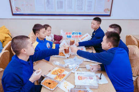必胜客“小小消防员”消防体验营 寓教于乐学知识