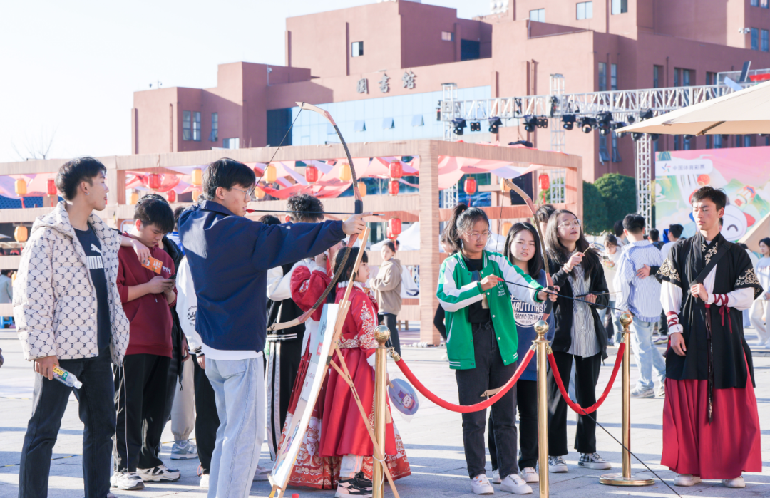 「微光体彩 汉韵华裳」活动在贵州工商职业学院隆重举行