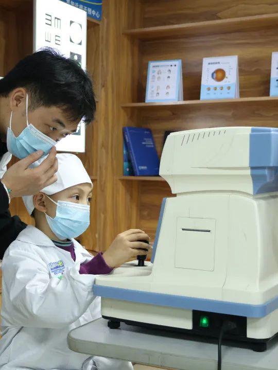 贵阳康视眼科医院眼科专家团队赴罗甸开展小小眼科医生实践活动