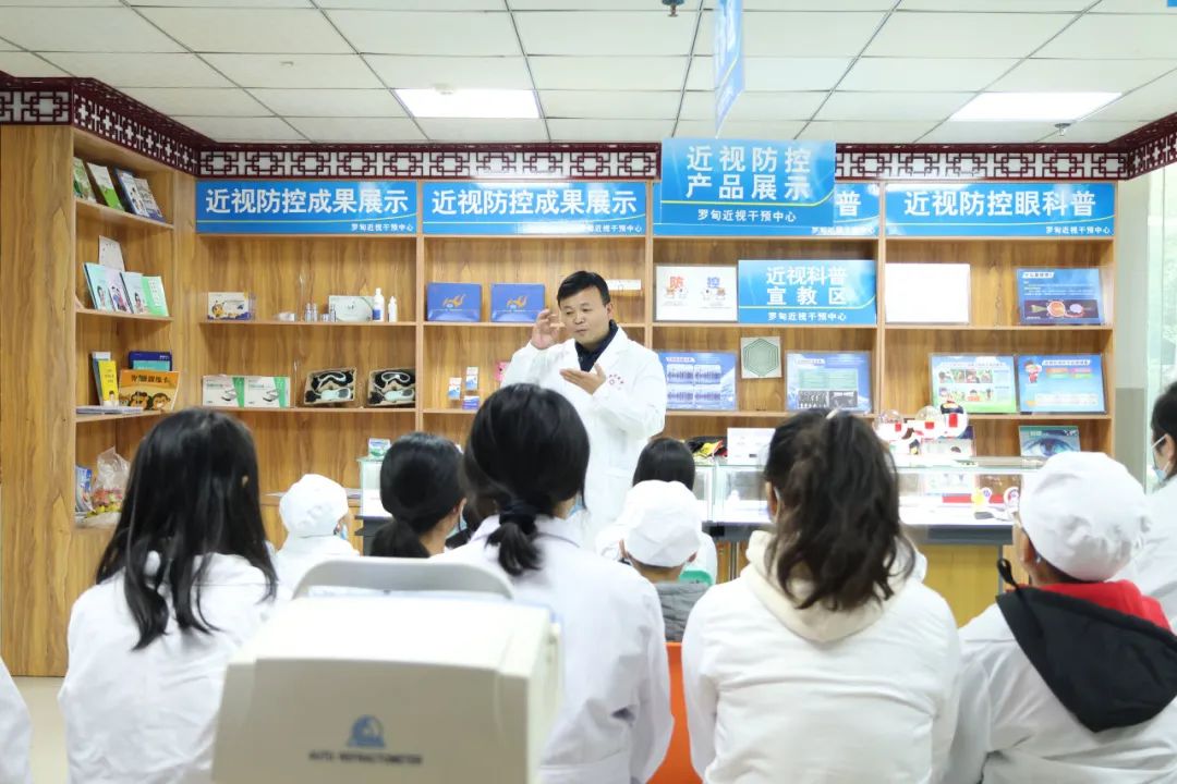 贵阳康视眼科医院眼科专家团队赴罗甸开展小小眼科医生实践活动