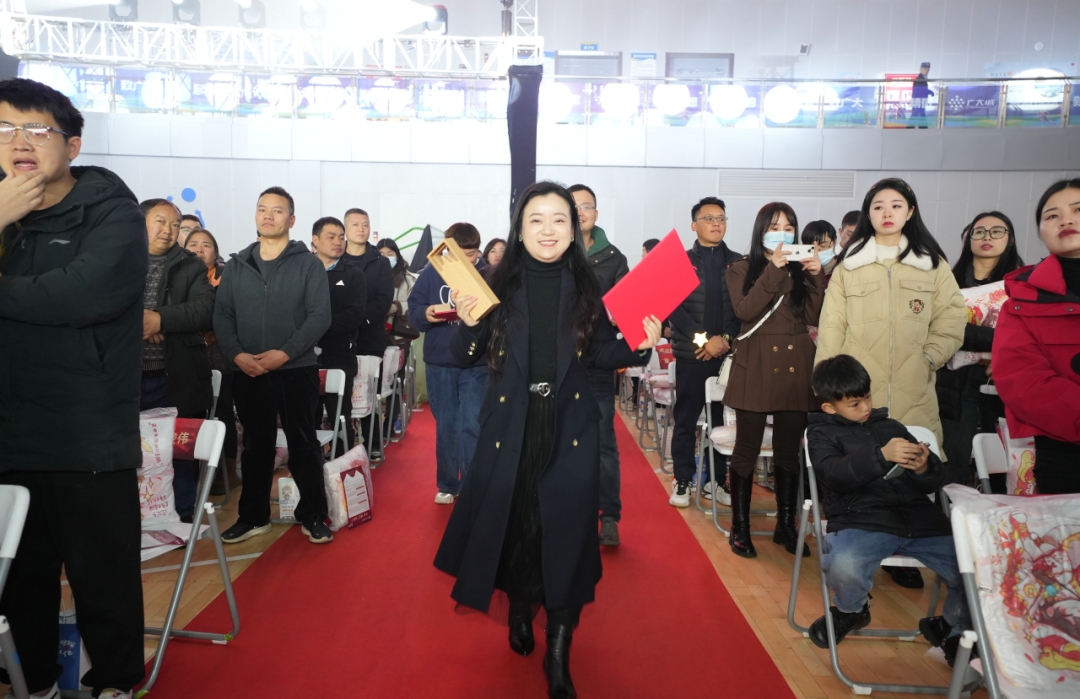 贵州工商职业学院2023年表彰大会暨2024年新春团拜会隆重举行