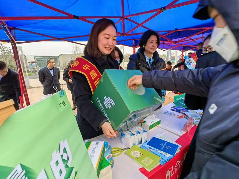 护航外出务工人员返乡“最后一公里” 邮储银行贵阳市分行走进车站开展金融知识宣传