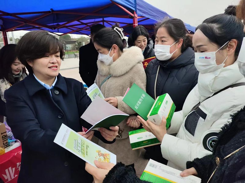 护航外出务工人员返乡“最后一公里” 邮储银行贵阳市分行走进车站开展金融知识宣传