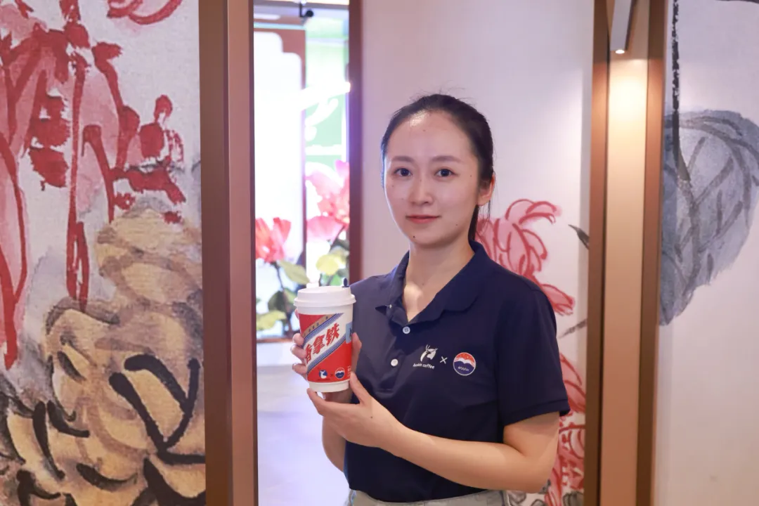 瑞幸咖啡“四时八节”主题店在深圳开业