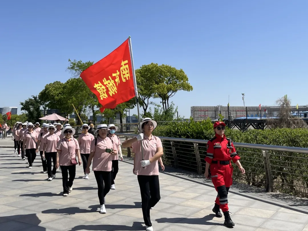 第二届“临港·南汇新城杯”滴水湖老年人健步走活动成功举办