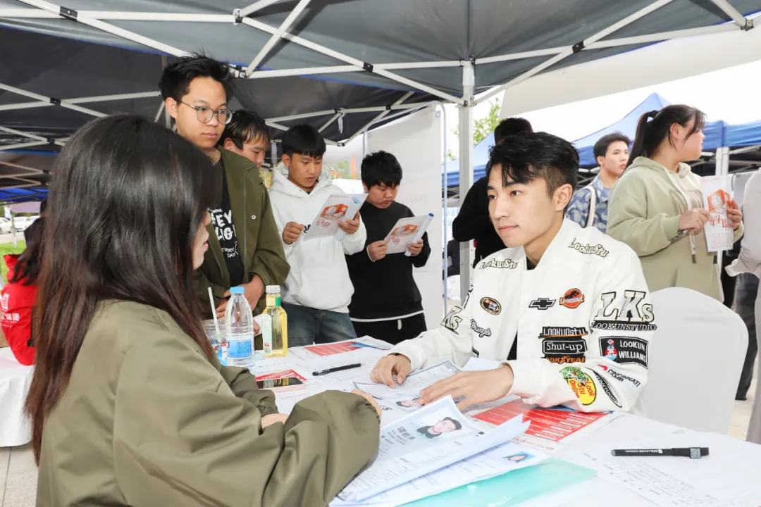 “职”引未来 观山湖区2024年大中城市联合招聘高校毕业生贵州工商职业学院专场招聘会