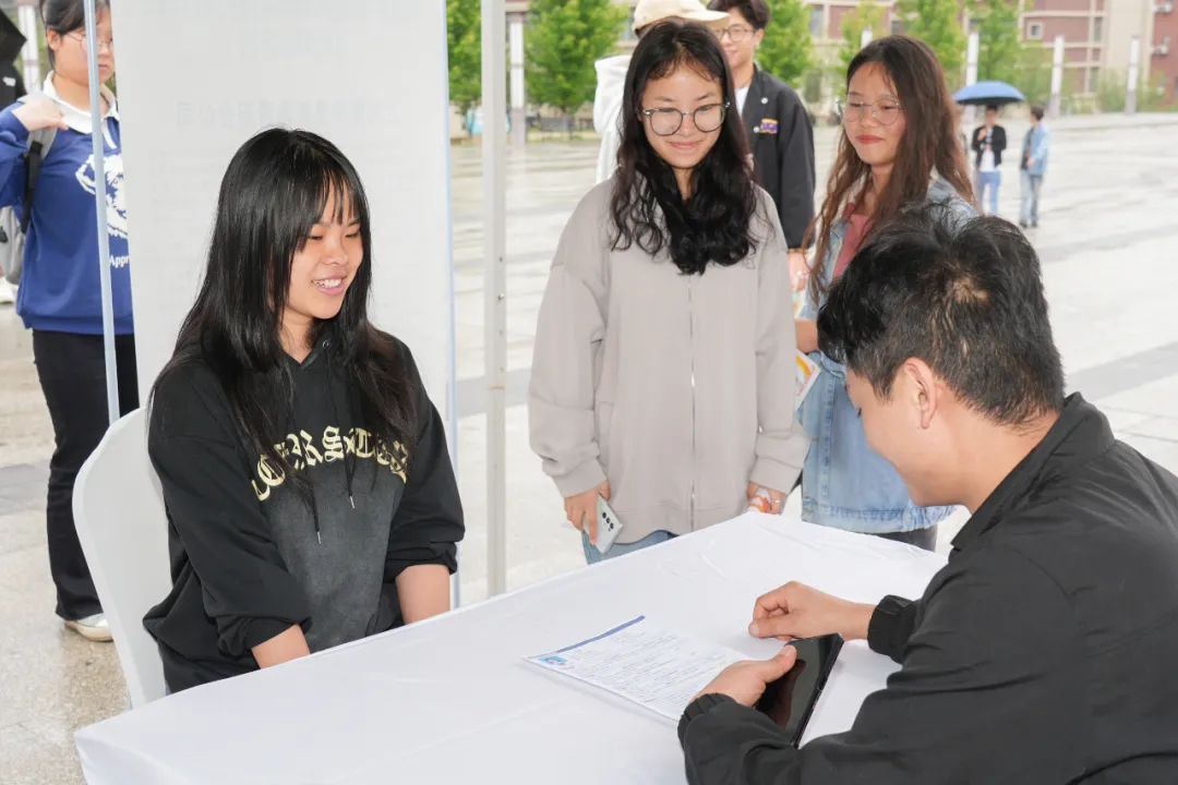 “职”引未来 观山湖区2024年大中城市联合招聘高校毕业生贵州工商职业学院专场招聘会