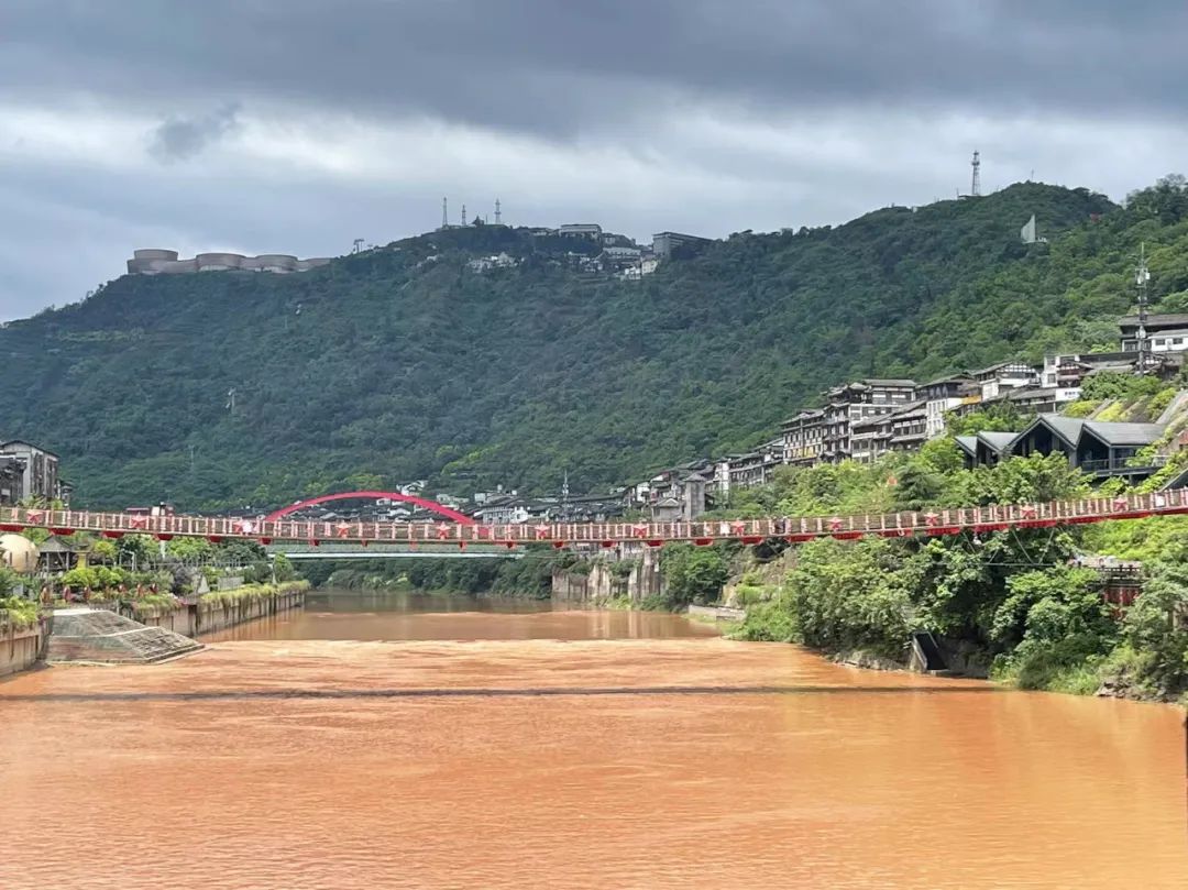 一场持续8小时的大雨后，赤水河彻底“红”了
