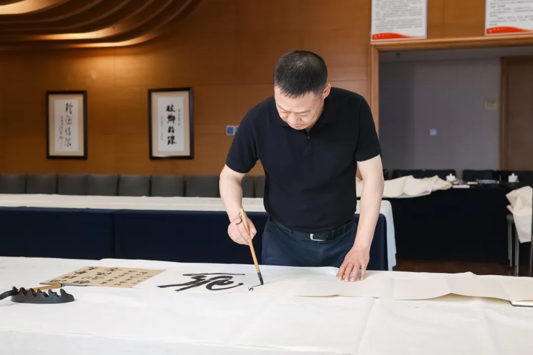 珍酒携手贵州书画名家，共绘酒香墨韵融合新篇章