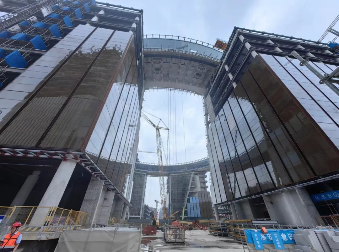临港标志性建筑“荣耀之环”年底完工，计划明年春节向游客开放