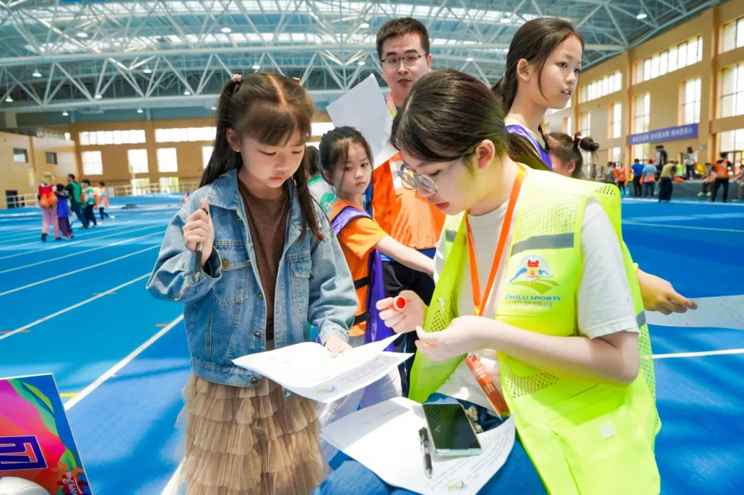 贵工商学子践行志愿者精神 参加2024“魅力贵州”定向运动系列赛志愿者服务