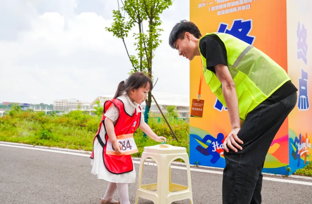 贵工商学子践行志愿者精神 参加2024“魅力贵州”定向运动系列赛志愿者服务