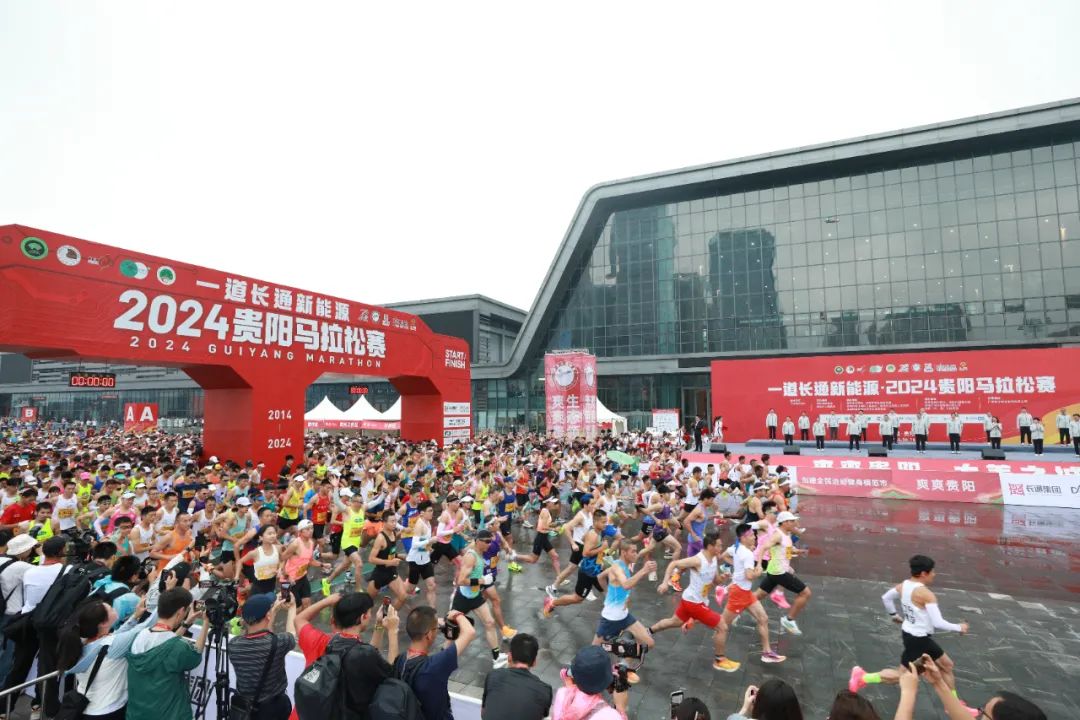 爽爽贵阳马拉松惊喜连连！贵州精英岑万江和丁常琴力压非洲选手冠军