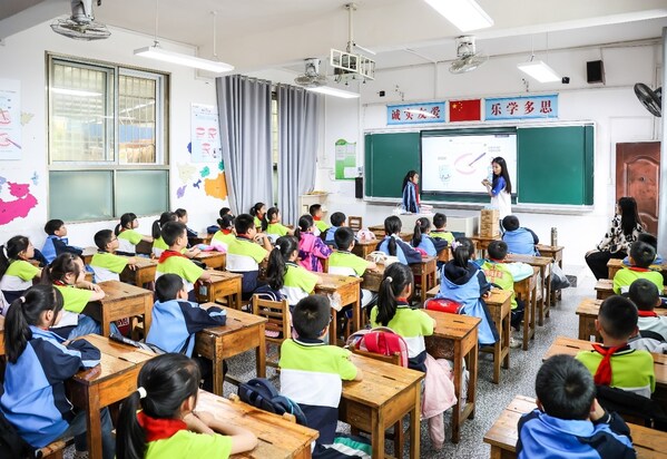 佳洁士健康笑容保护计划走进长沙张坊镇小学