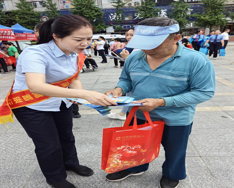 邮储银行黔南分行积极开展“加强风险防范 暖心金融服务”普及金融知识万里行宣传活动