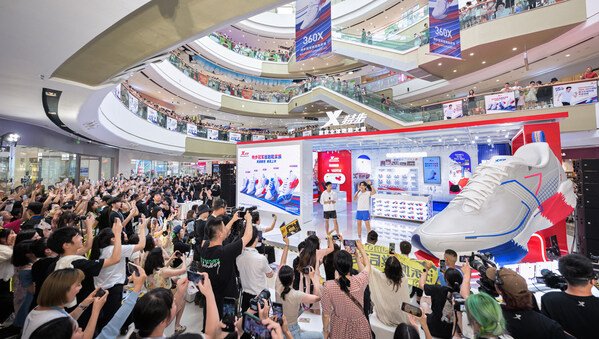 奥林匹克日汪东城空降特步宜宾快闪，助威凯旋跑向巴黎