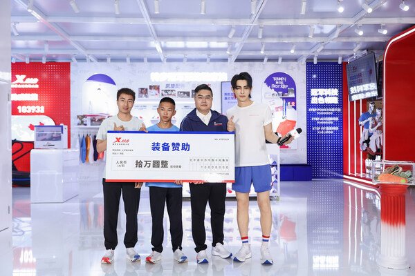 奥林匹克日汪东城空降特步宜宾快闪，助威凯旋跑向巴黎