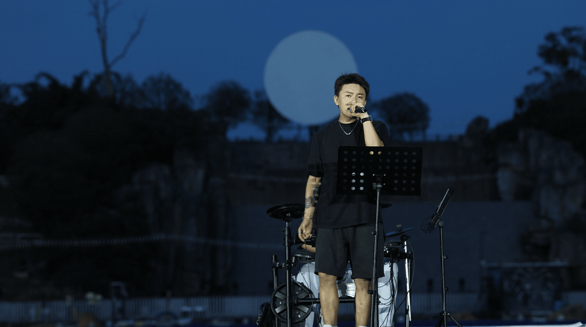 文旅新玩法！即日起至8月中下旬，天河潭景区每天持续上演「烟花剧秀」