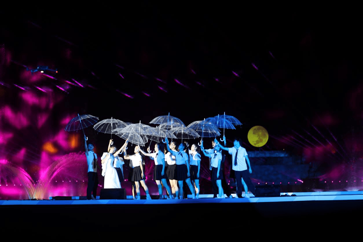 文旅新玩法！即日起至8月中下旬，天河潭景区每天持续上演「烟花剧秀」