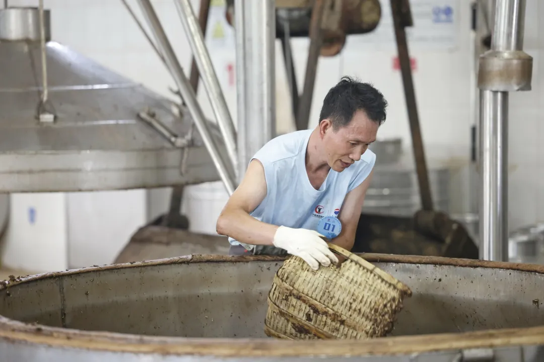 第二届全国装甑（上甑）摘酒职业技能竞赛圆满闭幕 茅台再获佳绩