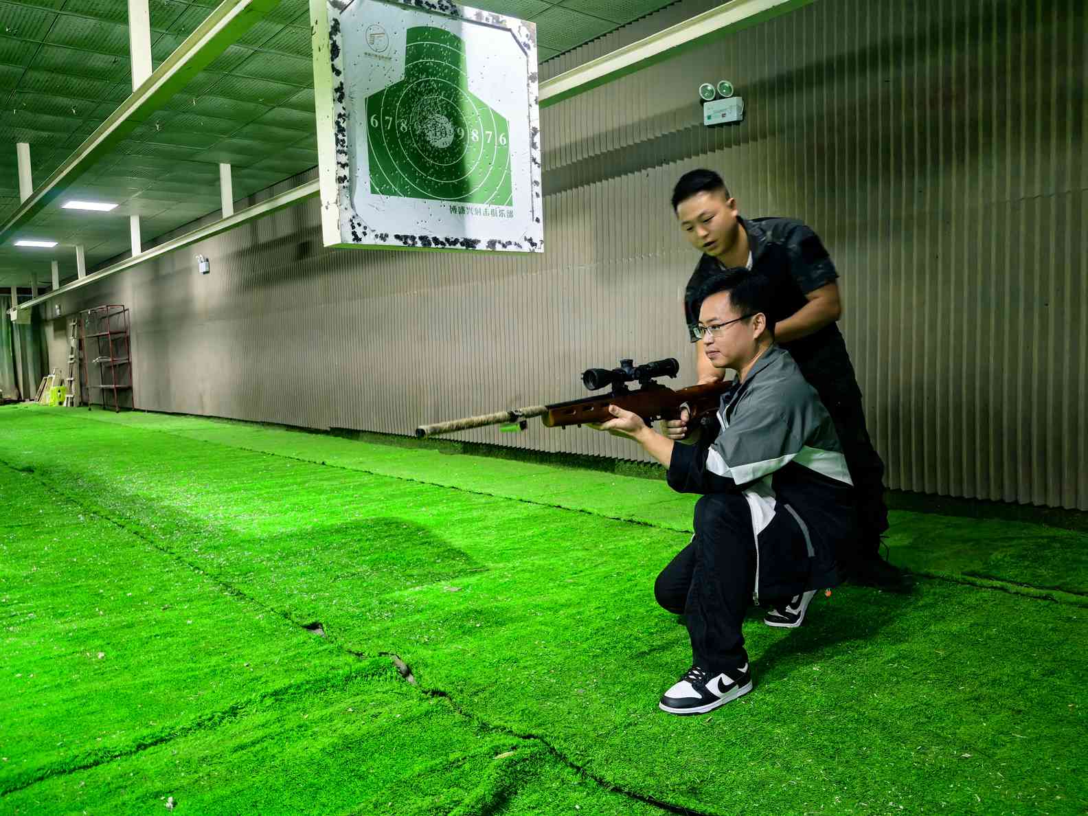 握枪、瞄准、射击！贵阳首家营业性射击场体验「实战」打靶正式开启